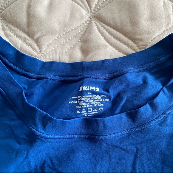 Skims fits everybody shirt - Picture 3 of 5